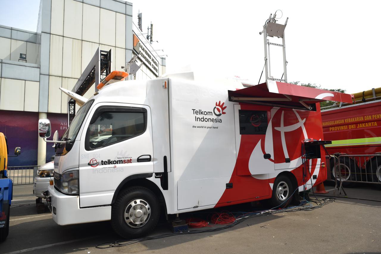 Mobil Satellite News Gathering (SNG) Telkomsat di lokasi Media Center KTT ke-42 ASEAN yang dikelola oleh TelkomGroup dari sisi penyediaan infrastruktur dan layanan telekomunikasi di Jakarta (5/9).